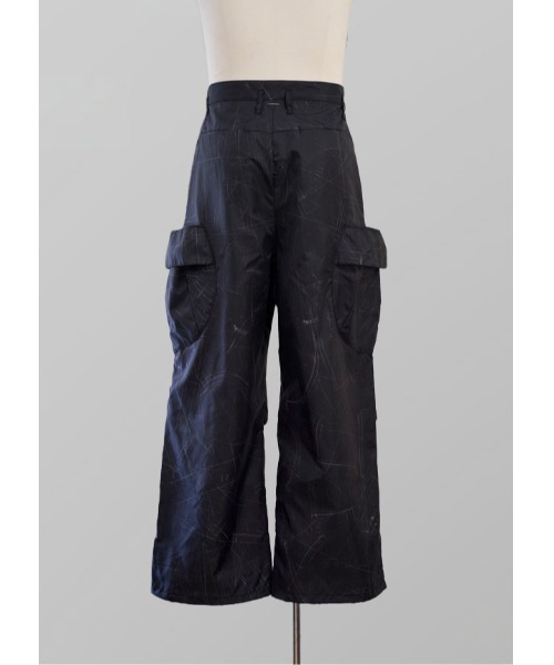 SHINYAKOZUKA(シンヤコヅカ)の「UPCYCLED MOONED DELIVERY MAN(カーゴパンツ・メンズ・ブラック・X-SMALL/SMALL/MEDIUM)」の4枚目の写真