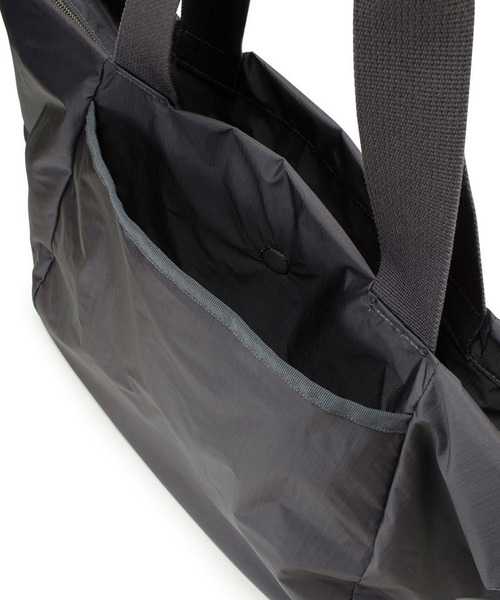 LeSportsac(レスポートサック)の「ESSENTIAL E/W ZIPTOP TOTE シャドウグレーC(トートバッグ・レディース・グレー・FREE)」の8枚目の写真