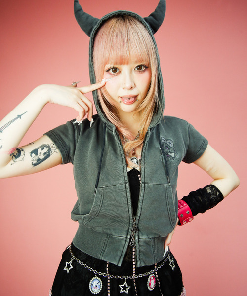 GALFY(ガルフィー)の「『GALFY/ガルフィー』病みギャルデビルパーカー【Z】(パーカー・レディース・ブラック系2/ブラック系1/オフホワイト・FREE)」の2枚目の写真