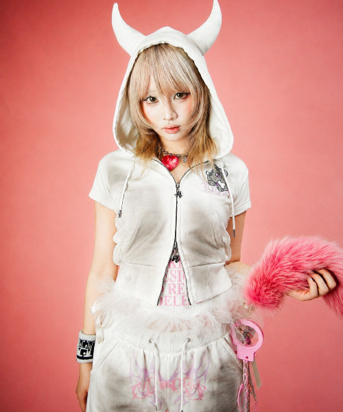 GALFY(ガルフィー)の「『GALFY/ガルフィー』病みギャルデビルパーカー【Z】(パーカー・レディース・ブラック系2/ブラック系1/オフホワイト・FREE)」の1枚目の写真