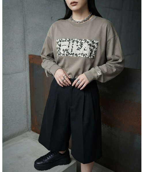 FILA(フィラ)の「ELEY KISHIMOTO×FILA LS TEE / イーリーキシモト×フィラ ナガソデティーシャツ(Tシャツ/カットソー・レディース・ダークカーキ/オフホワイト・S/M/L/XL)」の1枚目の写真