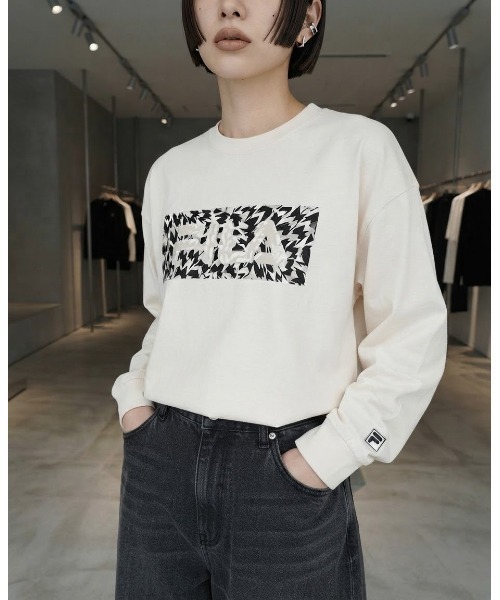 FILA(フィラ)の「ELEY KISHIMOTO×FILA LS TEE / イーリーキシモト×フィラ ナガソデティーシャツ(Tシャツ/カットソー・レディース・ダークカーキ/オフホワイト・S/M/L/XL)」の2枚目の写真