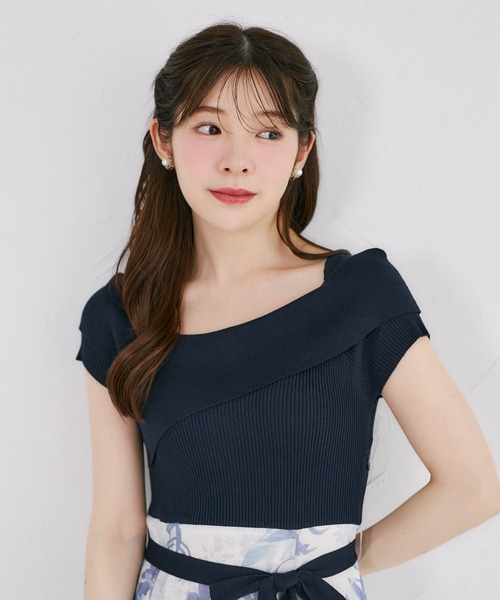 tocco closet(トッコ クローゼット)の「アシメリブニットドッキングリリーフラワープリントワンピース(ワンピース・レディース・ネイビー/ブラウン・M)」の10枚目の写真