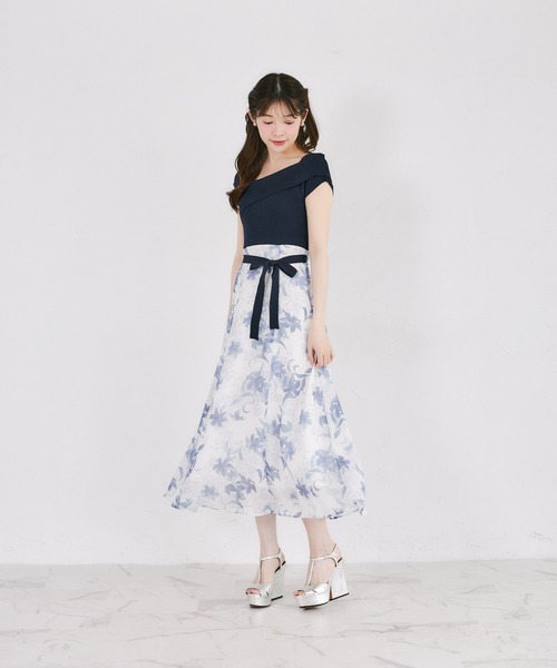 tocco closet(トッコ クローゼット)の「アシメリブニットドッキングリリーフラワープリントワンピース(ワンピース・レディース・ネイビー/ブラウン・M)」の5枚目の写真