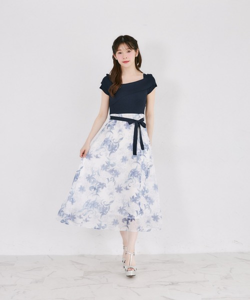 tocco closet(トッコ クローゼット)の「アシメリブニットドッキングリリーフラワープリントワンピース(ワンピース・レディース・ネイビー/ブラウン・M)」の3枚目の写真