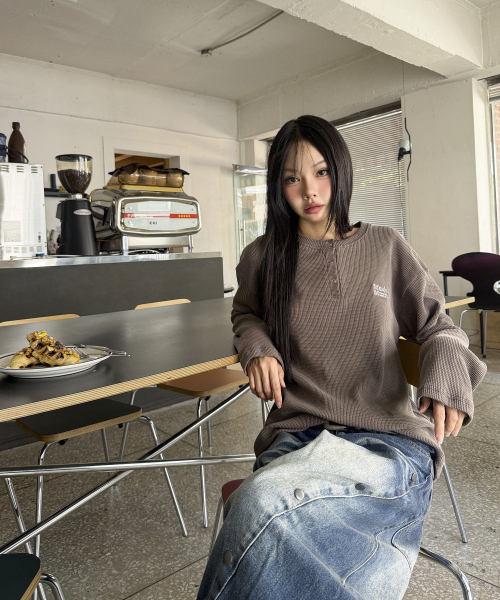 muahmuah（ムーアムーア）の「ワッフルピグメントヘンリーネック長袖Tシャツ[ブラウン]（Tシャツ/カットソー・レディース・その他・FREE）」の4枚目の写真