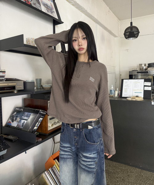 muahmuah（ムーアムーア）の「ワッフルピグメントヘンリーネック長袖Tシャツ[ブラウン]（Tシャツ/カットソー・レディース・その他・FREE）」の18枚目の写真