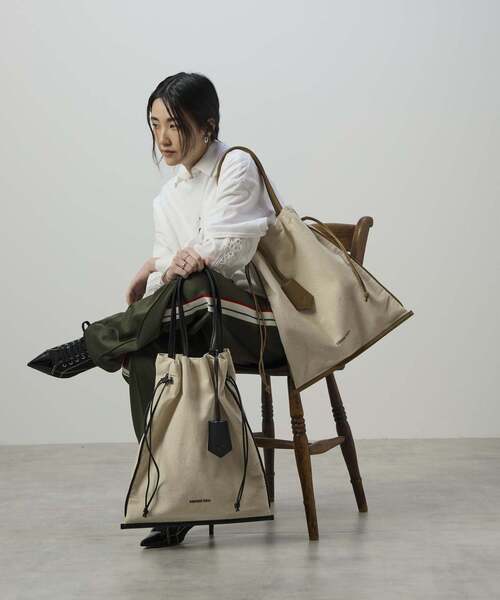 CONVERSE TOKYO(コンバーストウキョウ)の「LINEN GATHERED TOTE BAG(トートバッグ・レディース・ブラック/ベージュ・FREE)」の21枚目の写真