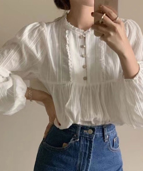 Flugge（フラッジー）の「フリルレースラウンドネックブラウス（シャツ/ブラウス・レディース・ホワイト/アイボリー・LARGE/MEDIUM）」の2枚目の写真