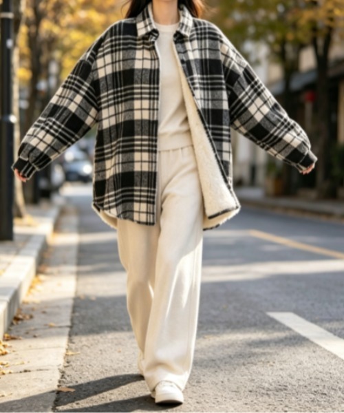 BY THE BAY(バイザベイ)の「【裏地もこもこ・大人定番】ウールライクオーバーサイズチェックシャツジャケット/5色展開|ブラック ブラウン ベージュ ネイビー オレンジ 羽織り アウター 大人カジュアル(ブルゾン・レディース・オレンジ/ブラック/ネイビー/ベージュ/ブラウン・FREE)」の2枚目の写真