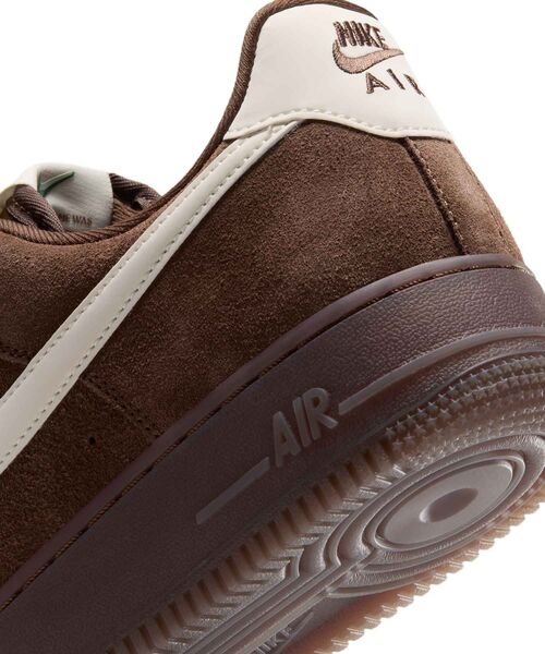 NIKE(ナイキ)の「ナイキ エア フォース 1 '07 スエード ウィメンズシューズ / Nike Air Force 1 '07 Suede Women's Shoes IQ0136-200 Cacao Wow(スニーカー・レディース・ブラウン系その他2・23.5/24.5/24/26/25.5/22/22.5/23/25)」の5枚目の写真