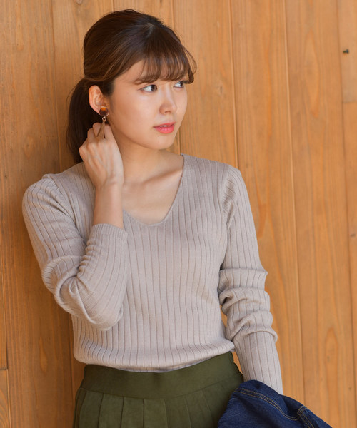 rps（アールピーエス）の「ワイドリブＶネックニットプルオーバー（ニット/セーター・レディース・ダークグリーン/レッド/杢グレー/ブルー/マスタード/オフホワイト/ブラック/ブラウン/ピンク系その他/ベージュ系その他/ピンクベージュ/イエロー/ラベンダー/ピンク/ブルーグリーン/グレイッシュベージュ/チャコールグレー/パープル・M/L）」の7枚目の写真