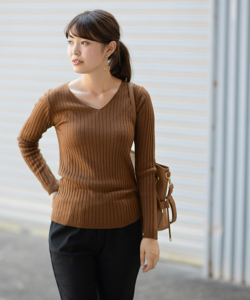 rps（アールピーエス）の「ワイドリブＶネックニットプルオーバー（ニット/セーター・レディース・ダークグリーン/レッド/杢グレー/ブルー/マスタード/オフホワイト/ブラック/ブラウン/ピンク系その他/ベージュ系その他/ピンクベージュ/イエロー/ラベンダー/ピンク/ブルーグリーン/グレイッシュベージュ/チャコールグレー/パープル・M/L）」の6枚目の写真