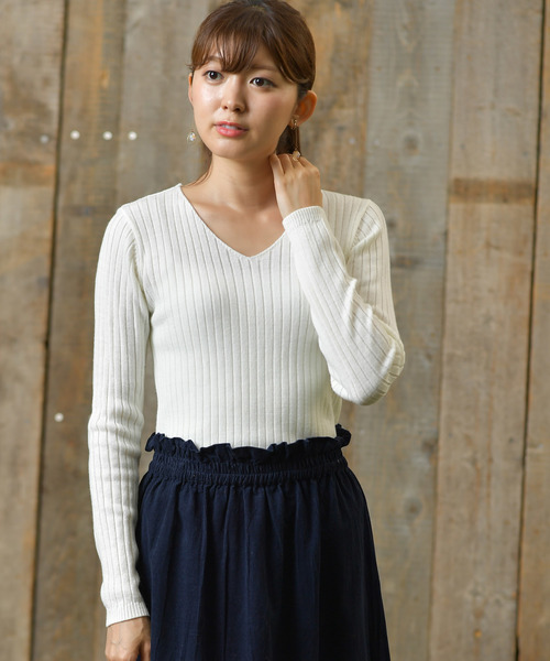 rps（アールピーエス）の「ワイドリブＶネックニットプルオーバー（ニット/セーター・レディース・ダークグリーン/レッド/杢グレー/ブルー/マスタード/オフホワイト/ブラック/ブラウン/ピンク系その他/ベージュ系その他/ピンクベージュ/イエロー/ラベンダー/ピンク/ブルーグリーン/グレイッシュベージュ/チャコールグレー/パープル・M/L）」の2枚目の写真