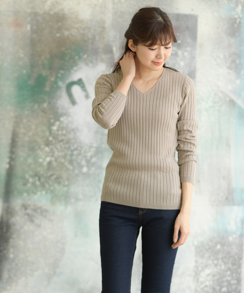 rps（アールピーエス）の「ワイドリブＶネックニットプルオーバー（ニット/セーター・レディース・ダークグリーン/レッド/杢グレー/ブルー/マスタード/オフホワイト/ブラック/ブラウン/ピンク系その他/ベージュ系その他/ピンクベージュ/イエロー/ラベンダー/ピンク/ブルーグリーン/グレイッシュベージュ/チャコールグレー/パープル・M/L）」の8枚目の写真