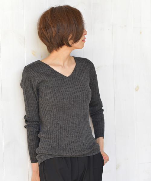 rps（アールピーエス）の「ワイドリブＶネックニットプルオーバー（ニット/セーター・レディース・ダークグリーン/レッド/杢グレー/ブルー/マスタード/オフホワイト/ブラック/ブラウン/ピンク系その他/ベージュ系その他/ピンクベージュ/イエロー/ラベンダー/ピンク/ブルーグリーン/グレイッシュベージュ/チャコールグレー/パープル・M/L）」の4枚目の写真