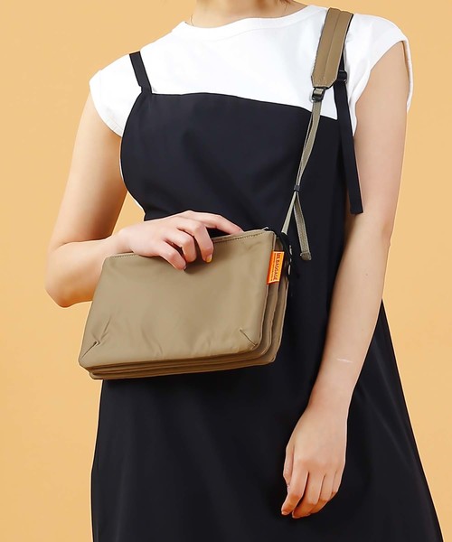 kha:ki（カーキ）の「「KHA:KI / カーキ」トリプルポーチソルダーバッグ"TRIPLE SHOULDER BAG"（ショルダーバッグ・レディース・ブラック/ベージュ/カーキ・FREE）」の2枚目の写真