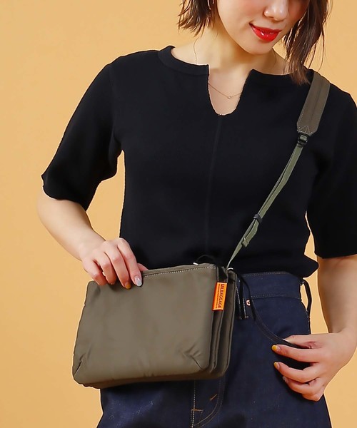 kha:ki（カーキ）の「「KHA:KI / カーキ」トリプルポーチソルダーバッグ"TRIPLE SHOULDER BAG"（ショルダーバッグ・レディース・ブラック/ベージュ/カーキ・FREE）」の3枚目の写真