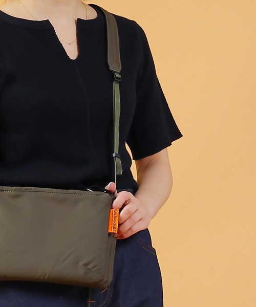 kha:ki（カーキ）の「「KHA:KI / カーキ」トリプルポーチソルダーバッグ"TRIPLE SHOULDER BAG"（ショルダーバッグ・レディース・ブラック/ベージュ/カーキ・FREE）」の9枚目の写真