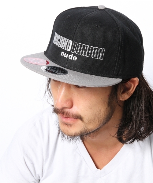 WHO'S WHO gallery（フーズフーギャラリー）の「【MICHIKO LONDON×WHO'S WHO gallery】CAP（キャップ・メンズ・ブラック/ホワイト・FREE）」の4枚目の写真