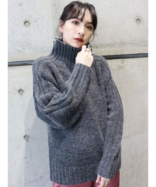 MURUA（ムルーア）の「バックスリットニットチュニック（ニット/セーター・レディース・グレー/アイボリー/モカ・FREE）」の5枚目の写真