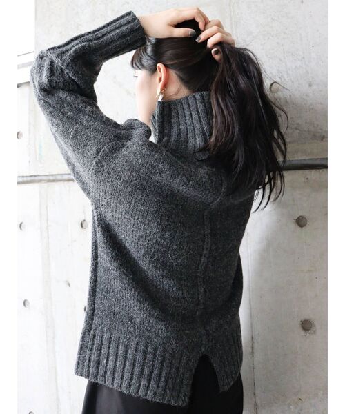 MURUA（ムルーア）の「バックスリットニットチュニック（ニット/セーター・レディース・グレー/アイボリー/モカ・FREE）」の15枚目の写真