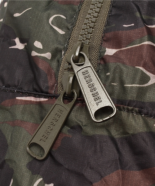 Herschel Supply（ハーシェルサプライ）の「【HERSCHEL】 Packable Daypack　ハーシェル（バックパック/リュック・レディース・カモフラージュ/ブラック・ONE SIZE）」の7枚目の写真