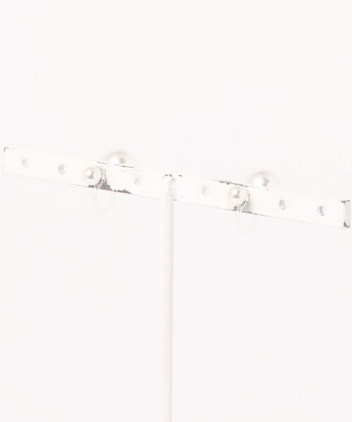 florist(フローリスト)の「【3size展開】ツヤあり×ツヤ消しのパール樹脂オメガイヤリング(イヤリング・レディース・ホワイト系その他2/ホワイト系その他3・L/M/S)」の9枚目の写真