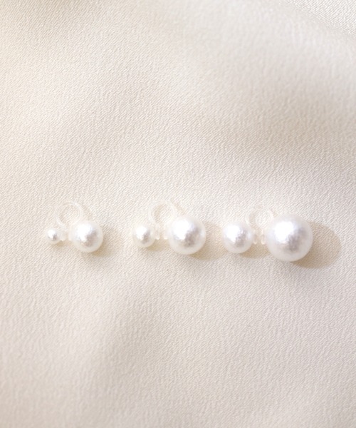 florist(フローリスト)の「【3size展開】ツヤあり×ツヤ消しのパール樹脂オメガイヤリング(イヤリング・レディース・ホワイト系その他2/ホワイト系その他3・L/M/S)」の5枚目の写真