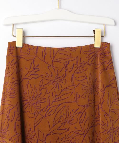 THE STATION STORE(ザ ステーション ストア)の「<ma couleur(マ クルール)>サテン フラワープリント ラッフルスカート(スカート・レディース・ブラック/オレンジ系その他・S/M)」の3枚目の写真