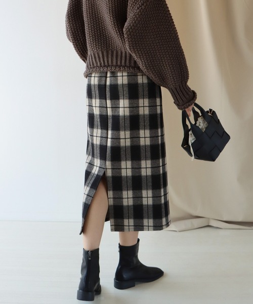 BLUEEAST(ブルーイースト)の「バックスリット チェックスカート(スカート・レディース・ブラック/ベージュ/ネイビー/モカ・MEDIUM)」の4枚目の写真