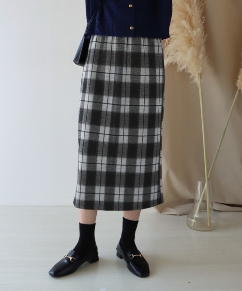 BLUEEAST(ブルーイースト)の「バックスリット チェックスカート(スカート・レディース・ブラック/ベージュ/ネイビー/モカ・MEDIUM)」の2枚目の写真