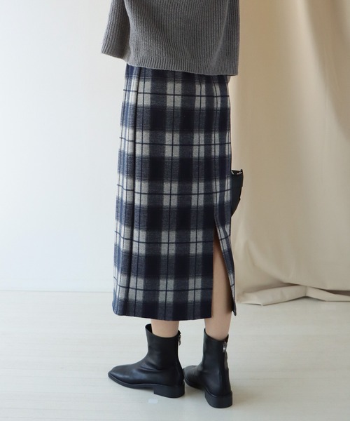 BLUEEAST(ブルーイースト)の「バックスリット チェックスカート(スカート・レディース・ブラック/ベージュ/ネイビー/モカ・MEDIUM)」の12枚目の写真