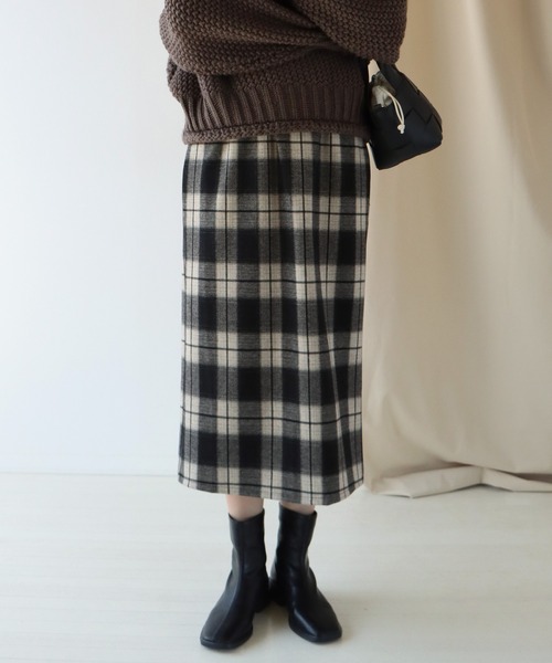 BLUEEAST(ブルーイースト)の「バックスリット チェックスカート(スカート・レディース・ブラック/ベージュ/ネイビー/モカ・MEDIUM)」の6枚目の写真