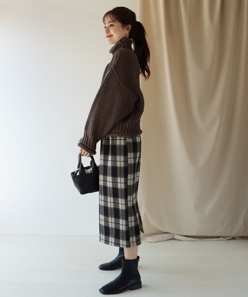 BLUEEAST(ブルーイースト)の「バックスリット チェックスカート(スカート・レディース・ブラック/ベージュ/ネイビー/モカ・MEDIUM)」の5枚目の写真