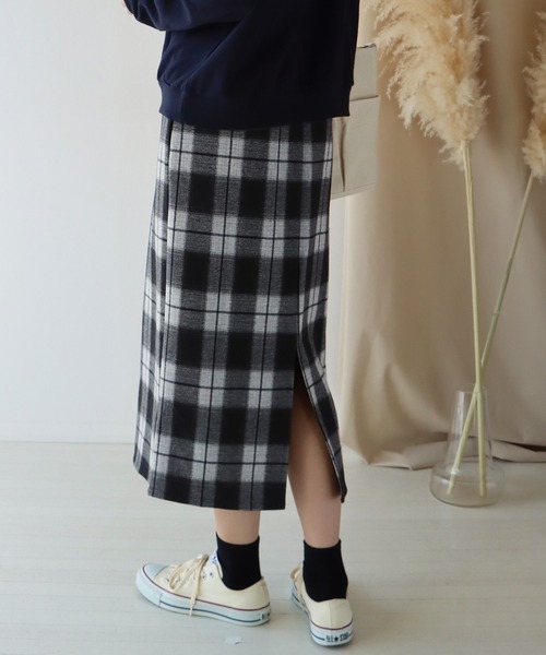 BLUEEAST(ブルーイースト)の「バックスリット チェックスカート(スカート・レディース・ブラック/ベージュ/ネイビー/モカ・MEDIUM)」の7枚目の写真