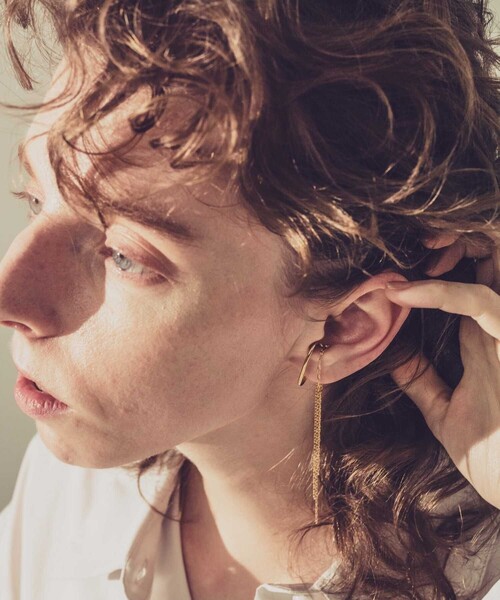 and cloud(アンドクラウド)の「Layered Cuff Curb Long Chain(イヤーカフ・レディース・シルバー/イエローゴールド/ゴールド系その他・FREE)」の8枚目の写真