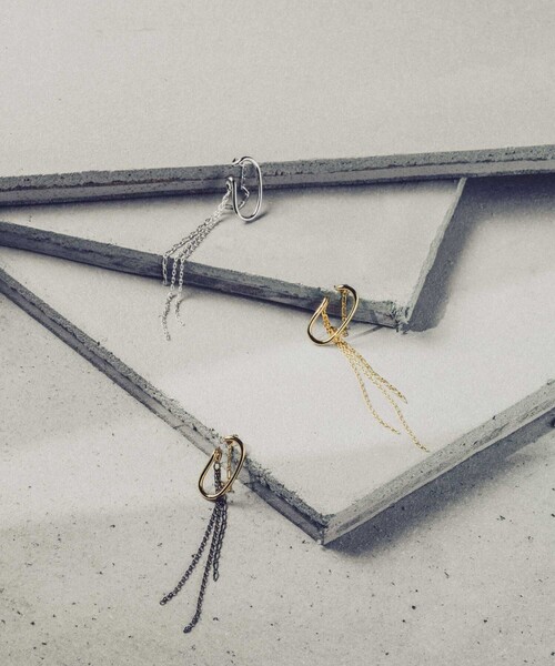 and cloud(アンドクラウド)の「Layered Cuff Curb Long Chain(イヤーカフ・レディース・シルバー/イエローゴールド/ゴールド系その他・FREE)」の2枚目の写真