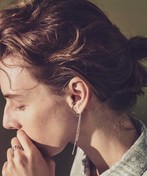 and cloud(アンドクラウド)の「Layered Cuff Curb Long Chain(イヤーカフ・レディース・シルバー/イエローゴールド/ゴールド系その他・FREE)」の1枚目の写真