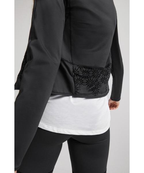 Desigual（デシグアル）の「フロック花柄 ランニングジャケット（スウェット・レディース・ブラック・S/L/M/XL/XS）」の8枚目の写真