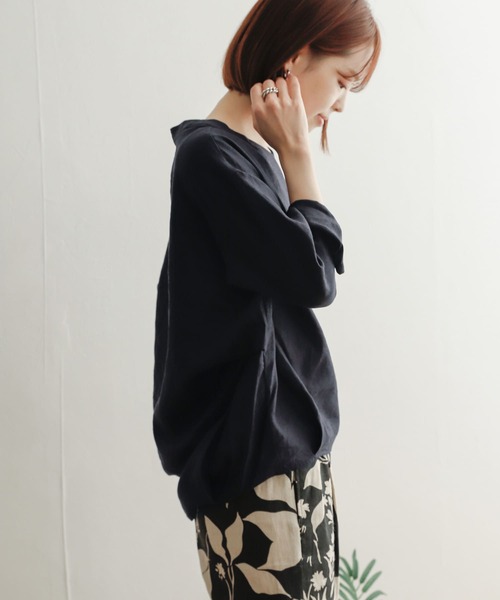 URBAN RESEARCH DOORS(アーバンリサーチドアーズ)の「リネンバックタックシャツ(シャツ/ブラウス・レディース・ブルー/オフホワイト/ピンクベージュ/ネイビー・SMALL/MEDIUM)」の3枚目の写真