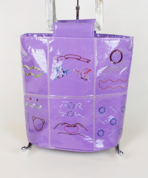 Casselini（キャセリーニ）の「【emiumigumi×Casselini】Casselini(キャセリーニ)刺繍プリントバッグ（ハンドバッグ・レディース・ブラック/パープル・FREE）」の6枚目の写真