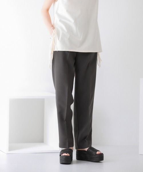 KBF（ケイビーエフ）の「illi ワンタックセンタープレスパンツ（その他