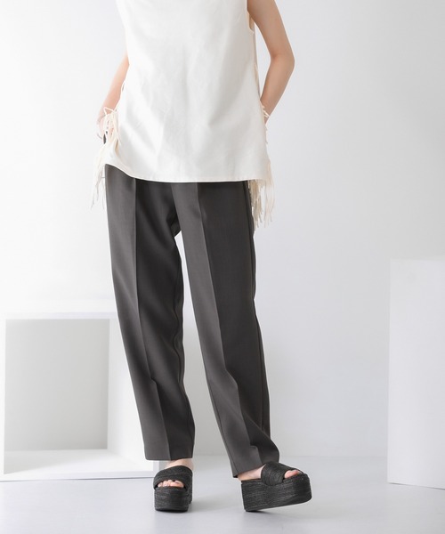 KBF（ケイビーエフ）の「illi　ワンタックセンタープレスパンツ（その他パンツ・レディース・アイボリー/チャコールグレー/ブルー・34/36/38）」の7枚目の写真