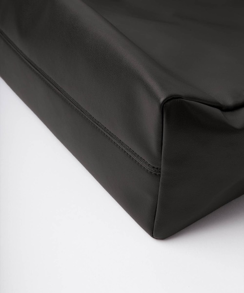 EMMA CLOTHES（エマクローズ）の「シンセティックレザー リングバックルショルダーバッグ EMMA CLOTHES（ショルダーバッグ・メンズ・アイボリー/ブラック・FREE）」の11枚目の写真