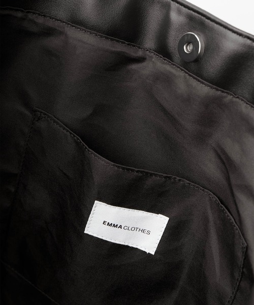 EMMA CLOTHES（エマクローズ）の「シンセティックレザー リングバックルショルダーバッグ EMMA CLOTHES（ショルダーバッグ・メンズ・アイボリー/ブラック・FREE）」の13枚目の写真