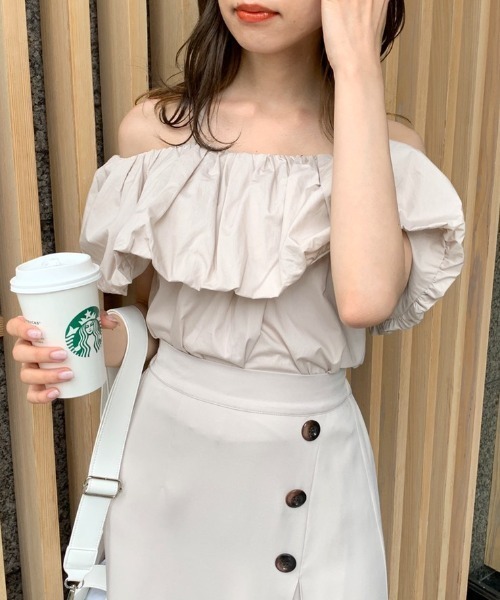 OLIVE des OLIVE(オリーブデオリーブ)の「バルーン衿オフショルプルオーバー(シャツ/ブラウス・レディース・オフホワイト/オレンジ/ベージュ・FREE)」の3枚目の写真