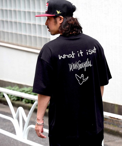 （What it isNt）ART BY MARKGONZALES（ワットイットイズント）の「【(What it isNt)】ワンポイントプリントＴ（Tシャツ/カットソー・メンズ・ホワイト/パープル/ケリーグリーン/ブラック/オレンジ・S/L/XL/M）」の3枚目の写真