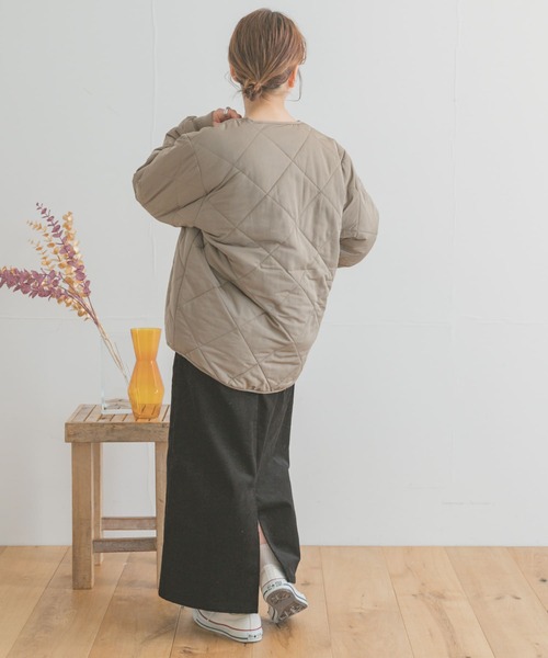 ITEMS URBANRESEARCH（アイテムズ アーバンリサーチ）の「中綿キルティングノーカラージャケット（ダウンジャケット/コート・レディース・チャコールグレー/モカ/ブルー/ライトベージュ・SMALL/X-SMALL/MEDIUM）」の7枚目の写真