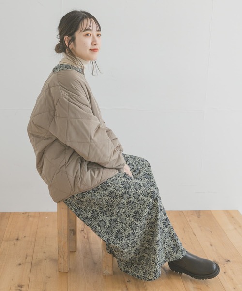 ITEMS URBANRESEARCH（アイテムズ アーバンリサーチ）の「中綿キルティングノーカラージャケット（ダウンジャケット/コート・レディース・チャコールグレー/モカ/ブルー/ライトベージュ・SMALL/X-SMALL/MEDIUM）」の12枚目の写真